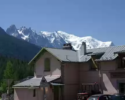 Les aiguilles de Chamonix et le mont Blanc depuis la gare de Montroc Les aiguilles de Chamonix et le mont Blanc depuis la gare de Montroc.